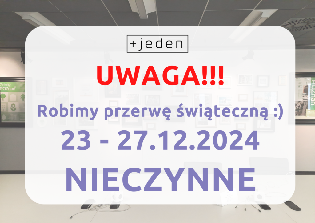 plansza z tekstem na tle ściany z obrazami. tekst informujący o zamknięciu przestrzeni Plus Jeden w dniach od 23 do 27 grudnia 2024 roku