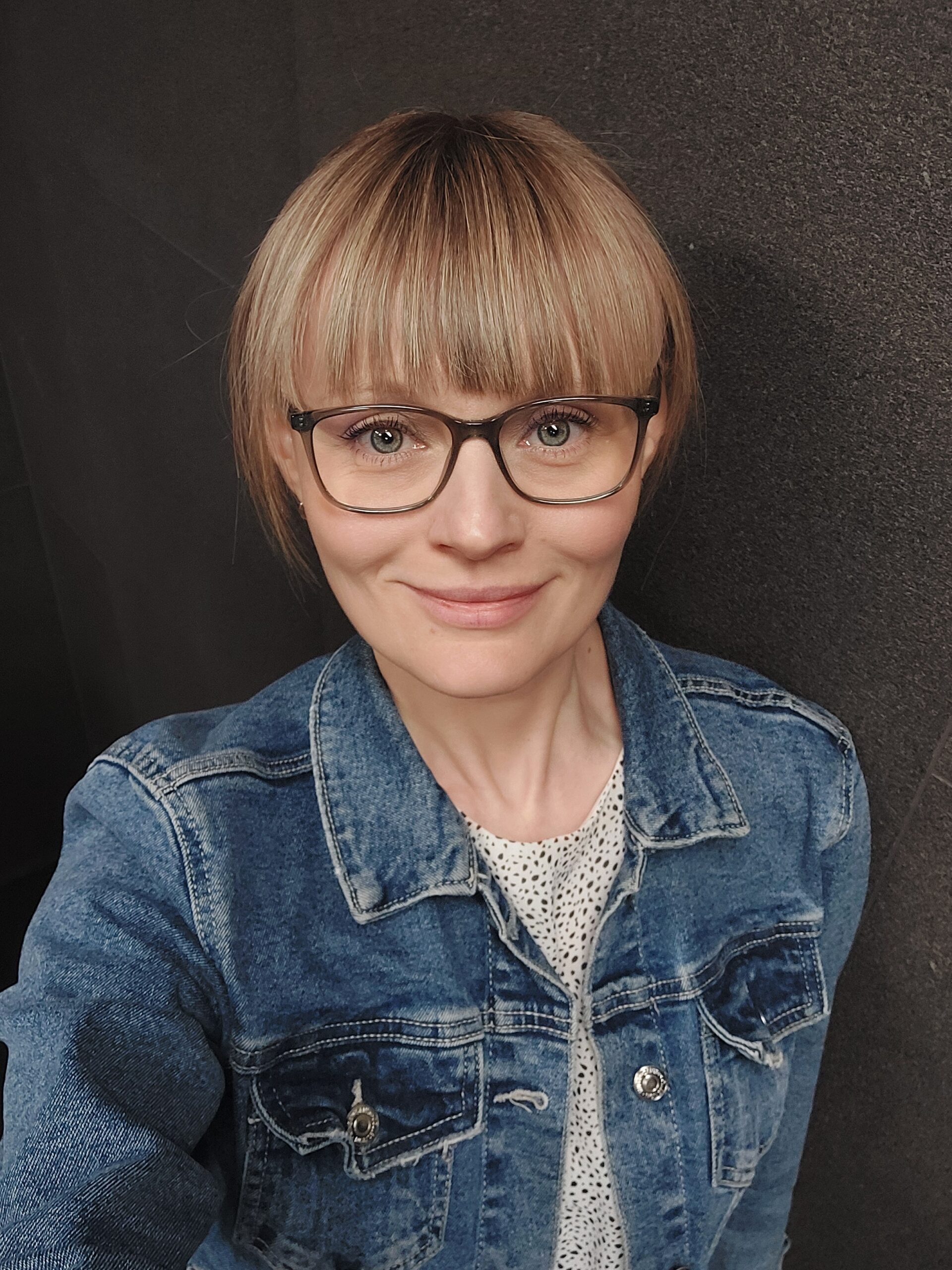 uśmiechnięta kobieta w okularach,