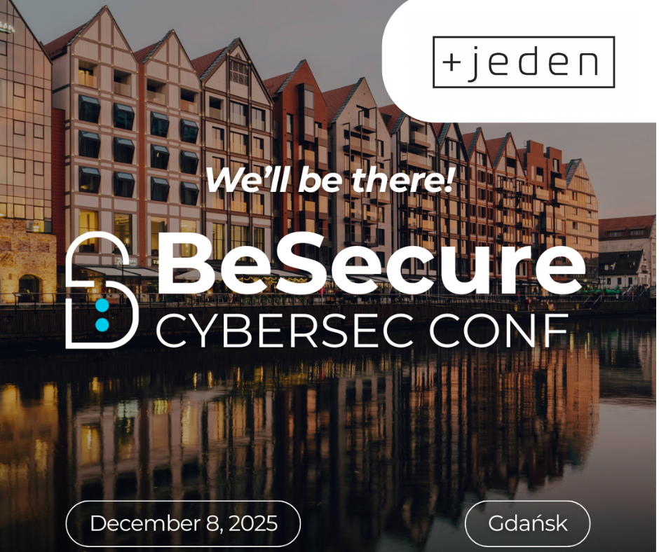 plansza z budynkami mieszkalnymi w tle, na tym tle napis z nazwą konferencji, logotypem Plus Jeden