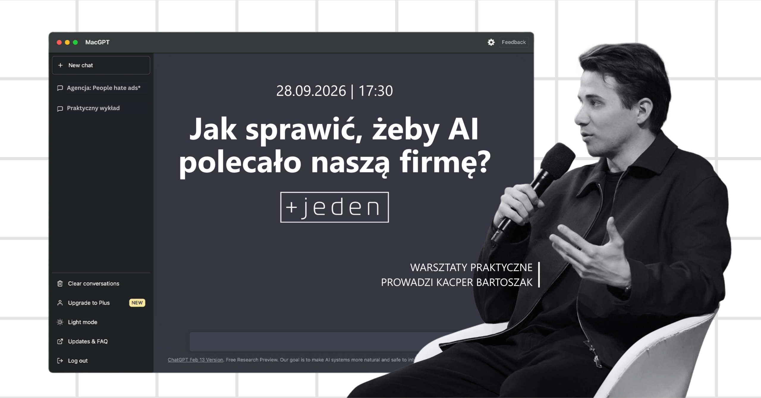 mężczyzna z mikrofonem siedzi na krześle, w tle plansza z informacjami dot. daty szkolenia
